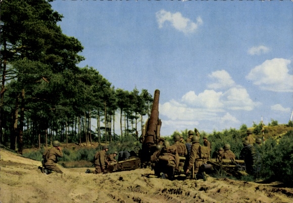 Postcard German Bundeswehr, Heavy Field Artillery 20.3 in firing position