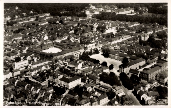 Ak Ludwigsburg in Württemberg, Luftaufnahme von  Gebäude und Straßenansicht