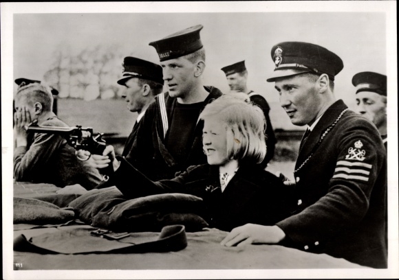 Foto H. Hoffmann, Plymouth England, Schießwettbewerb, Royal Navy, Kind mit Pistole