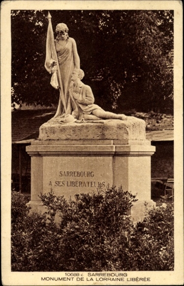 Ak Sarrebourg Saarburg Lothringen Moselle, Monument, Statue, Flagge, Inschrift,  Befreier