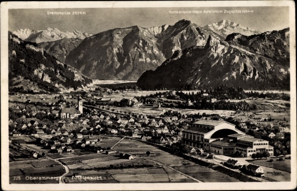 Ansichtkaart Oberammergau in Opper-Beieren, afstandsschot, Passionsfestspielhaus, bergen