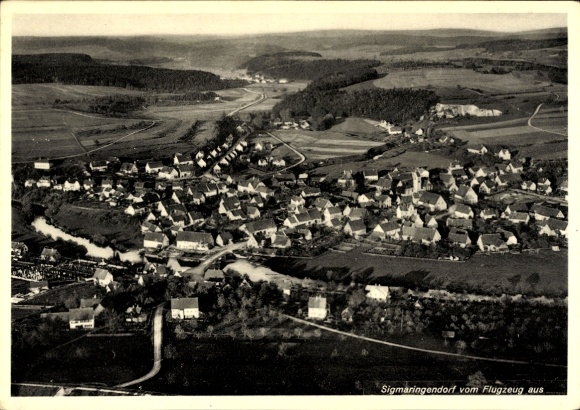 Ak Sigmaringendorf bei Sigmaringen, Luftaufnahme von  ländliche Landschaft, Häuseransicht