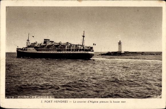 Postcard Port Vendres Pyrénées Orientales, steamship leaves port
