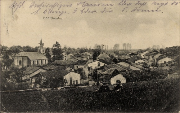 Ak Montcheutin Ardennes, Kleine Stadtansicht, ländliche Gebäude, Kirche sichtbar, teils verwitter