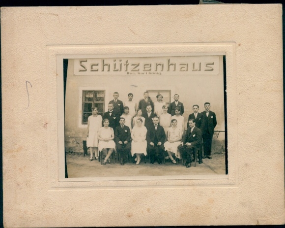 Passepartout Foto Elstra in der Oberlausitz Sachsen, Festgesellschaft vor dem Schützenhaus