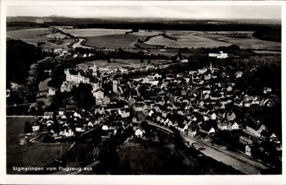 Ak Sigmaringen an der Donau, Luftaufnahme von  eindrucksvolle Landschaft,  Gebäude