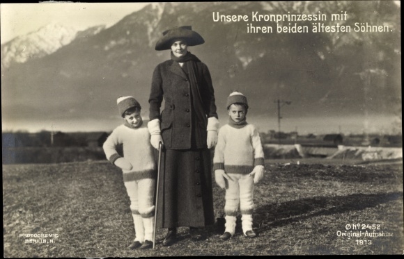Ak Kronprinzessin Cecilie von Preußen, Beide älteste Söhne, PH Berlin 2452