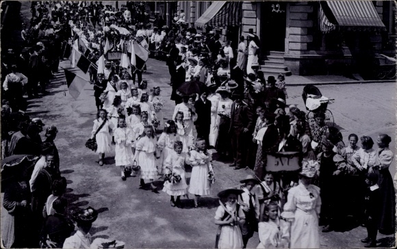 Photo Postcard Lauter Bernsbach in the Ore Mountains Saxony, procession, girls in white dresses, spectators