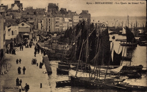 Postcard Douarnenez Finistère, harbor view, sailboats, architecture, crowds