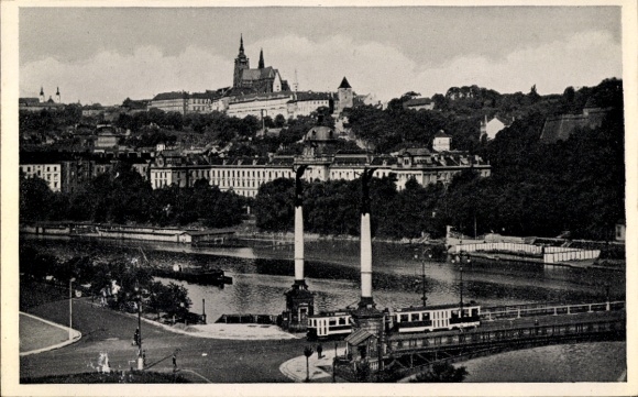 Ak Hradčany Hradschin Praha Prag Tschechien, Blick auf  Hradschin, Tichá Brücke, Fluss, Schiffe