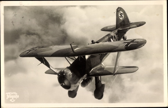 Postcard Deutsche Luftwaffe, dive bomber single-seater Henschel Hs 123 A, in the nosedive