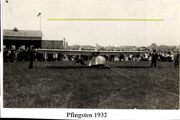 Foto Ak Nordseebad Wangerooge, Flugplatz, Segelflugzeug am Starterseil, Pfingsten 1932, Schaulustige