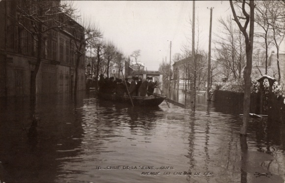 Ak Rueil Malmaison Hauts de Seine, Überflutete Straße, Boote, Ruine,  Gebäude, foto
