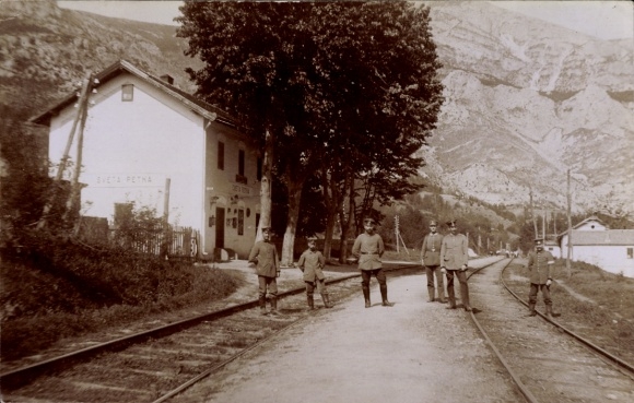foto Ak Sweta Petka Bulgarije, treinstation, soldaten in uniform