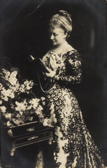 Postcard Empress Auguste Viktoria with book, standing portrait