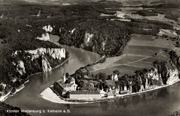 Ak Kelheim an der Donau Niederbayern, Kloster Weltenburg, Kloster, Fluss, Landschaft, Luftaufnahm