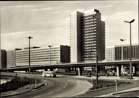 Postcard Halle an der Saale, Ernst Thälmann Platz, skyscraper