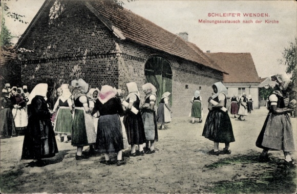 Postcard Groß Düben Schleife in Upper Lusatia, women in traditional costumes, exchange of views after church,