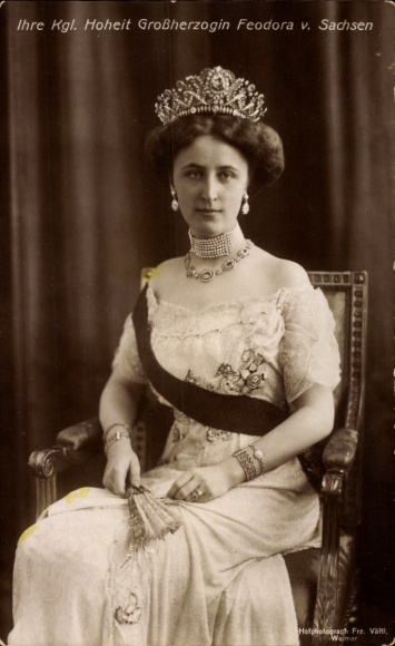 Ak Großherzogin Feodora von Sachsen, Sitzportrait, Krone, Fächer, Schärpe, Schmuck