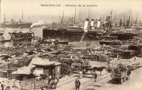 Ak Marseille Bouches du Rhône, Schiff im Hafen, Warenlager, Hafenaktivitäten, Marseille