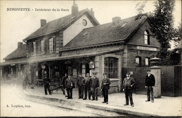 Postcard Berguette Pas de Calais, Inside the Station