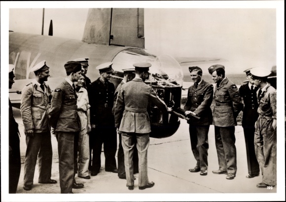 Photo Heinrich Hoffmann, French and English fighter pilots at Paris airport, July 1939