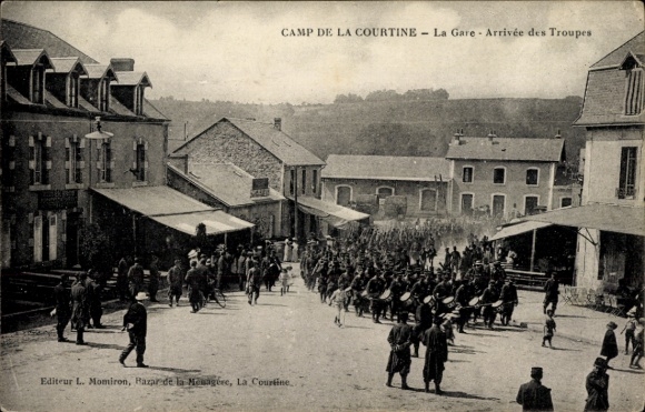 Ak La Courtine Creuse, Lager, Station, Ankunft der Truppen