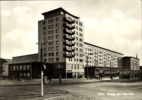 Ak Gera in Thüringen, Straße der Republik, moderne Architektur, Verkehr, Passanten