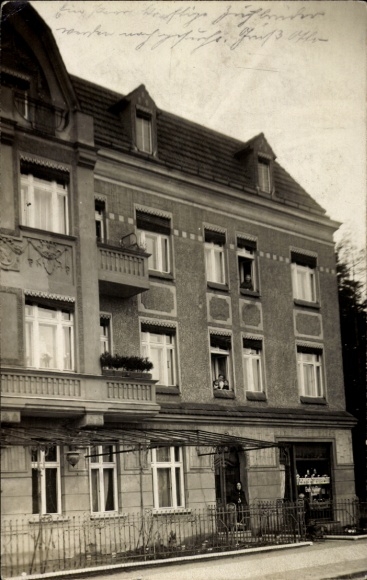 Foto Ak Berlin Pankow Niederschönhausen, Wohnhaus Lindenstraße 24, Geschäft, Anwohner