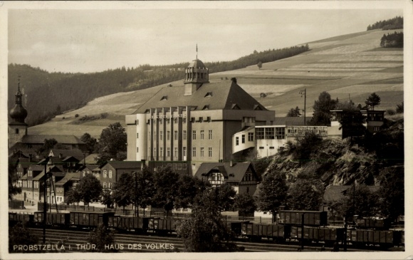 Ak Probstzella in Thüringen, Haus des Volkes, architektonisches Gebäude, Eisenbahn, ländliche Umg