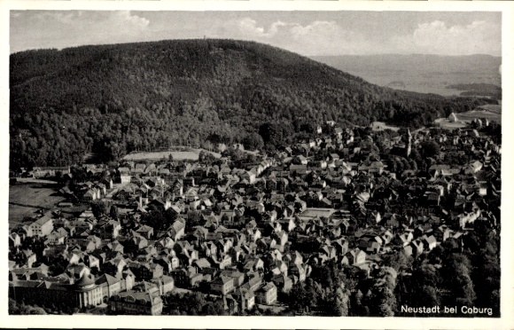 Ak Neustadt bei Coburg Oberfranken, Luftaufnahme von Neustadt, Hügel im Hintergrund, viele Häuser
