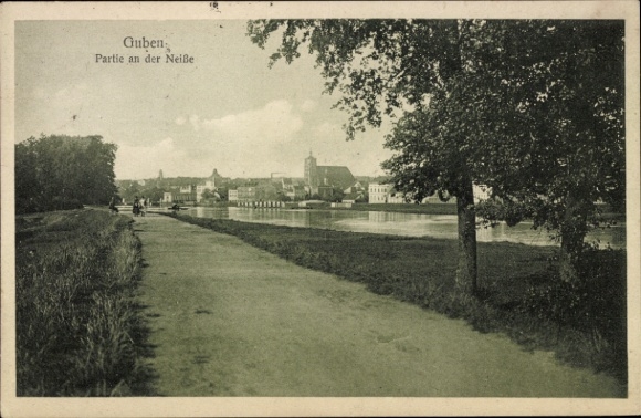 Ak Guben in Neder-Lausitz, panoramisch uitzicht op Neisse, gebouwen, bomen, lucht