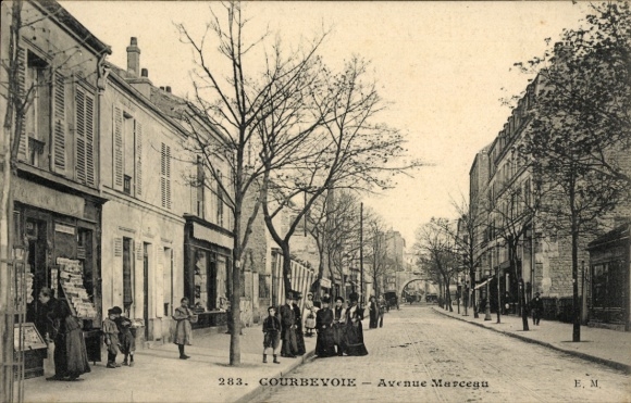 Postcard Courbevoie Hauts de Seine, street with trees, houses, people, Avenue Marceau