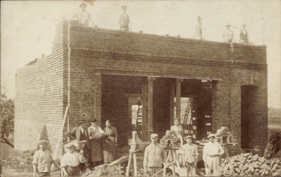 Photo Postcard construction worker in front of house construction site