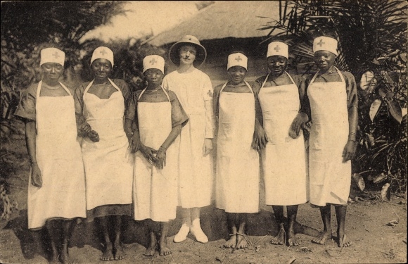 Postcard Some midwife sisters from the Red Cross School in Pawa