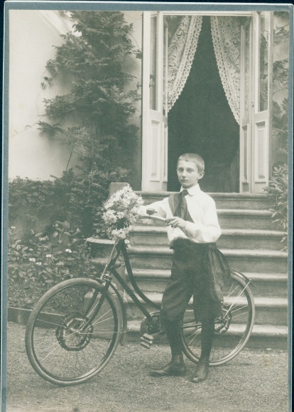 Cabinet photo Ralph Jander, Boy with Bicycle, Bouquet, 1905
