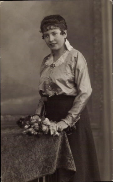 Photo Postcard woman portrait, dress, hairstyle