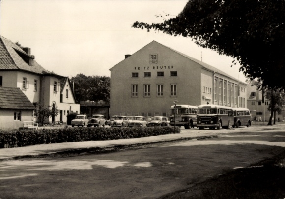 Ak Ostseebad Boltenhagen, FRITZ REUTER, Erholungsheim, Busse, alte Autos, Bäume