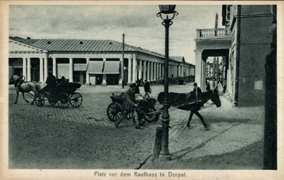 KP Tartu Dorpat Estonia, powozy konne, plac przed domem towarowym, architektura
