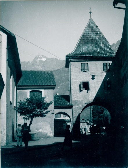 foto Meran Merano Zuid-Tirol, straatgedeelte, poort