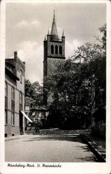 Ak Müncheberg in der Mark, Turm der Kirche,  Architektur, Bäume, Straße, Schwarz-Weiß Fotografie