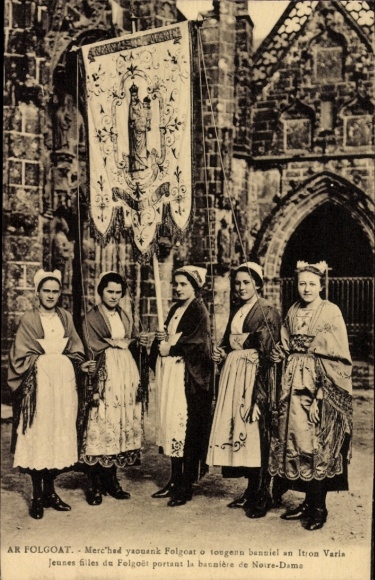 Postcard Le Folgoët Finistère, Breton costumes, Notre Dame