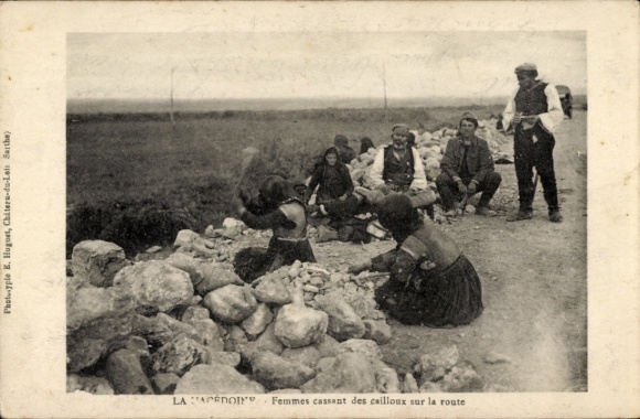 CPA Macedonie, women cassant des cailloux sur l route