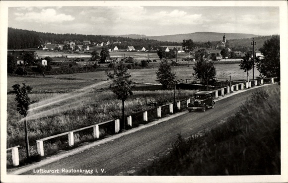 Ak Rautenkranz in het Vogtland, landschap, luchtkuuroord, auto's, huizen, bomen, kerk