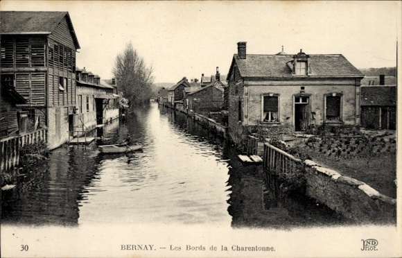Ak Bernay Eure, Alter Kanal, Häuser, Bodengärten, ruhige Wasserlandschaft