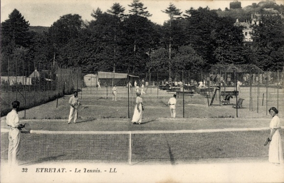 Ak Étretat Seine Maritime, Tennisplatz, Sportler mit Schlägern, Bäume im Hintergrund, Vintage-...