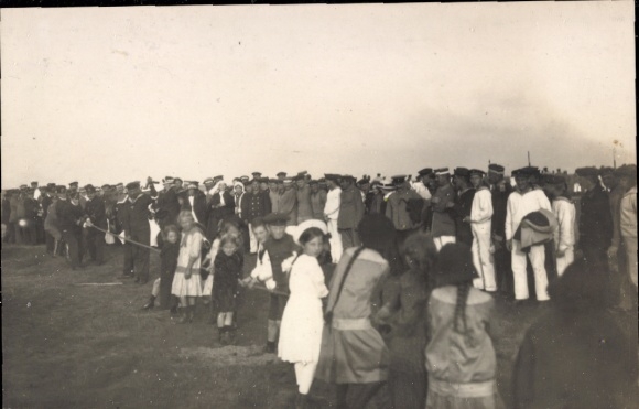 Foto Ak Wangerooge, Sportfest im Ostgroden, Tauziehen, Marineoffiziere gegen Insulanerkinder