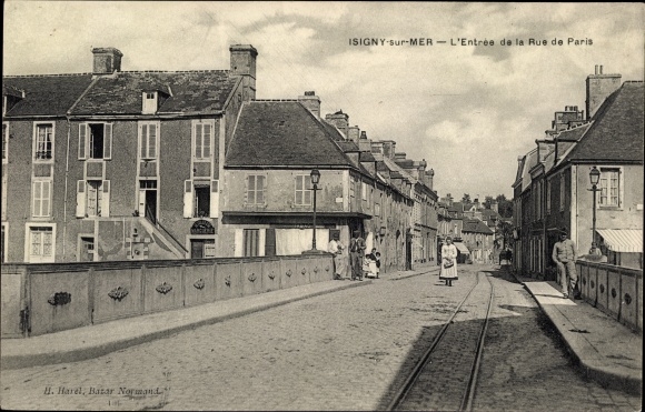 Ak Isigny sur Mer Calvados, entrée de la Rue de Paris, voies ferrées