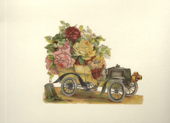 Spłaszczony samochodzik ozdobiony bukietem róż, wymiary ok. 13,5 x 17,5 cm