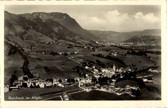 Ak Blaichach im Allgäu,  Berglandschaft, Dorfansicht, Echte Fotografie